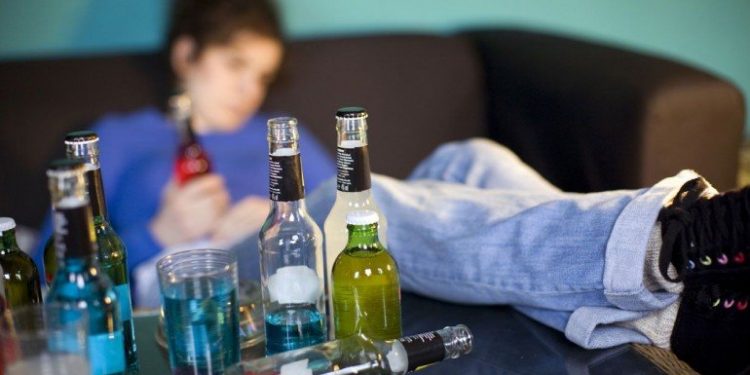 Alcoholismo en menores: cómo hablar con su hijo adolescente sobre el consumo de alcohol