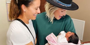 Las estrellas del fútbol Ali Krieger y Ashlyn Harris han dado la bienvenida a una niña