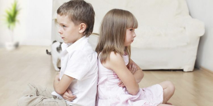 Hermanos distintos, educación distinta