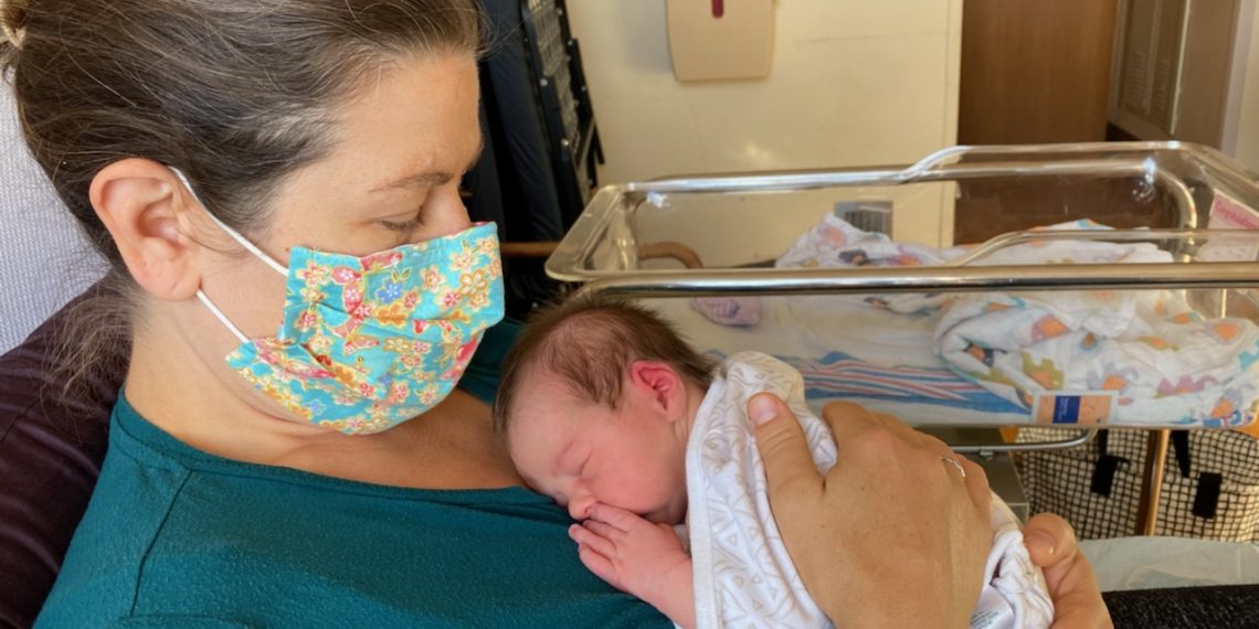 Bebés de madres con Covid-19 pueden nacer antes y con bajo riesgo de infección