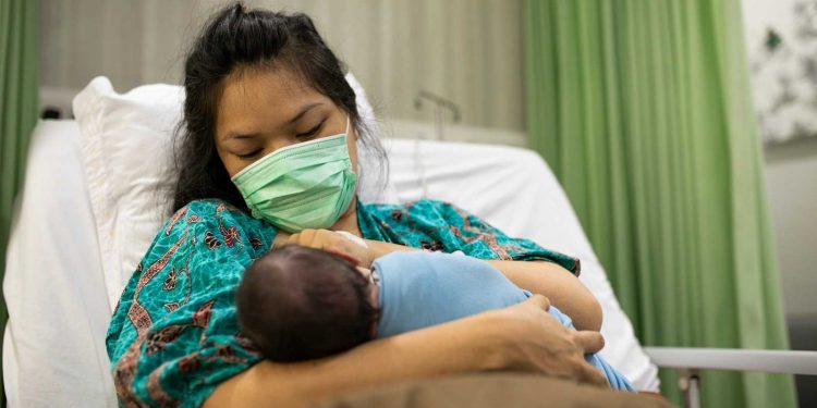 Embarazo y COVID-19: la madre protege al bebé de la infección y puede transmitirle anticuerpos