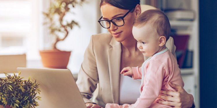 Discriminación por maternidad: las mujeres que son madres ganan en promedio un 20,8% menos que aquellas que no tienen hijas o hijos