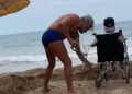 El emotivo gesto de un hijo para que su madre en silla de ruedas pueda disfrutar de la playa (Video)