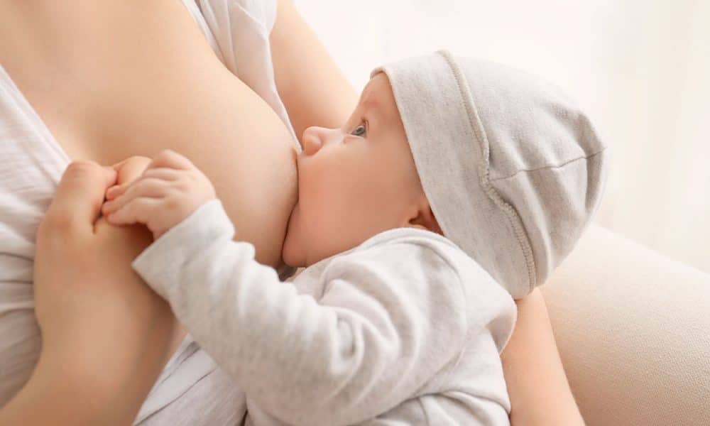 La Lactancia materna ayuda a evitar la obesidad adulta.